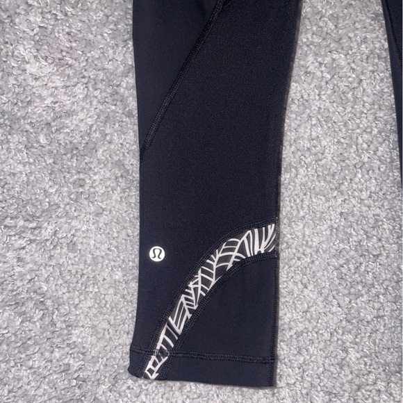 Lululemon Run: Inspire Crop II Black/Pretty Palm Angel Wing/Su14 Quilt 36 Size 4 - Picture 4 of 5